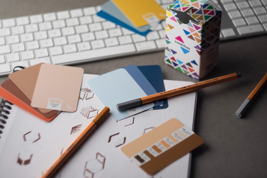 Composición de moda con telas, bocetos y muestrario de color sobre una mesa