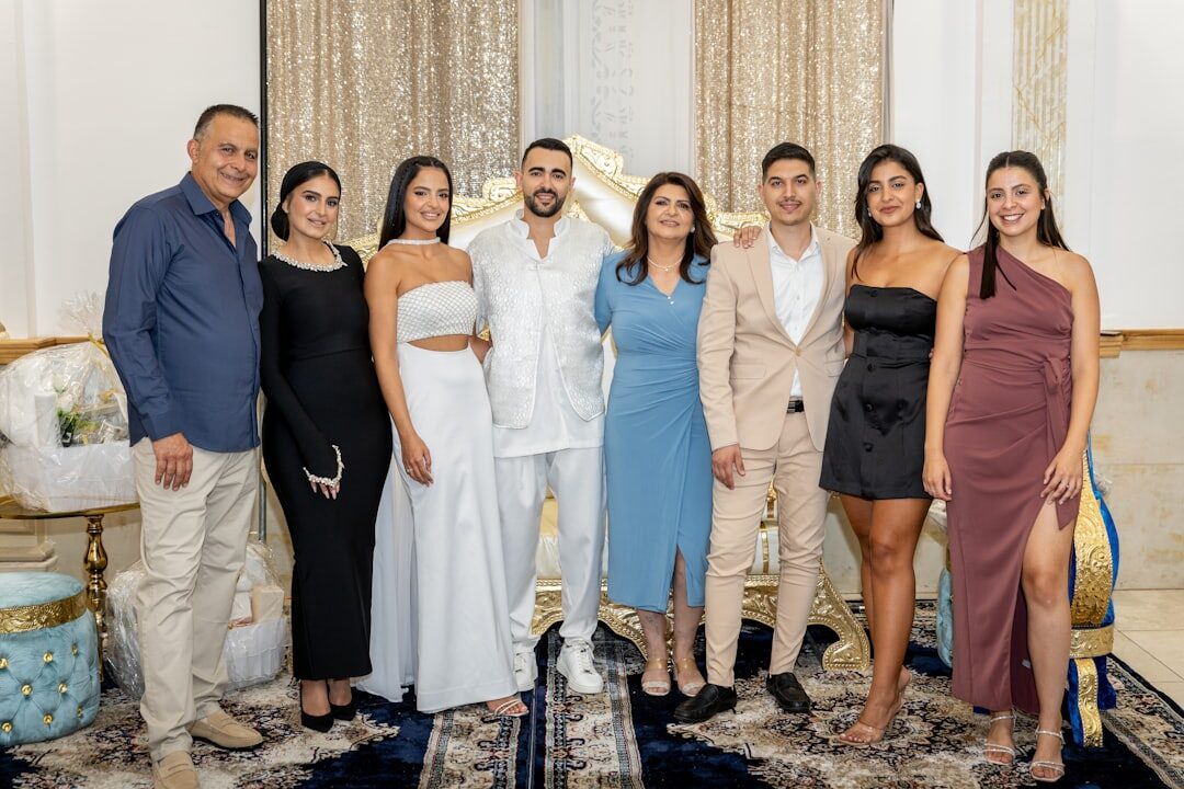 Fotografía de invitados con vestimenta formal ingresando a un evento de gala