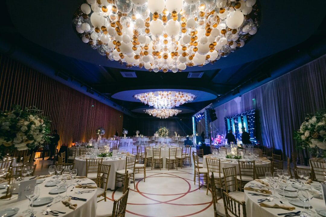 Fotografía de un salón de gala preparado antes del ingreso de invitados