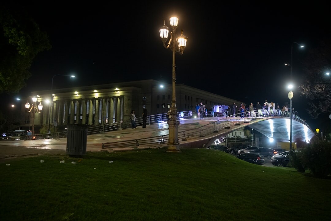 Fotografía editorial nocturna de una gala elegante en Buenos Aires con luces cálidas