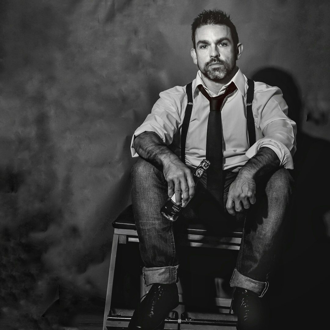 Retrato profesional de un hombre argentino, fotógrafo jefe de la revista