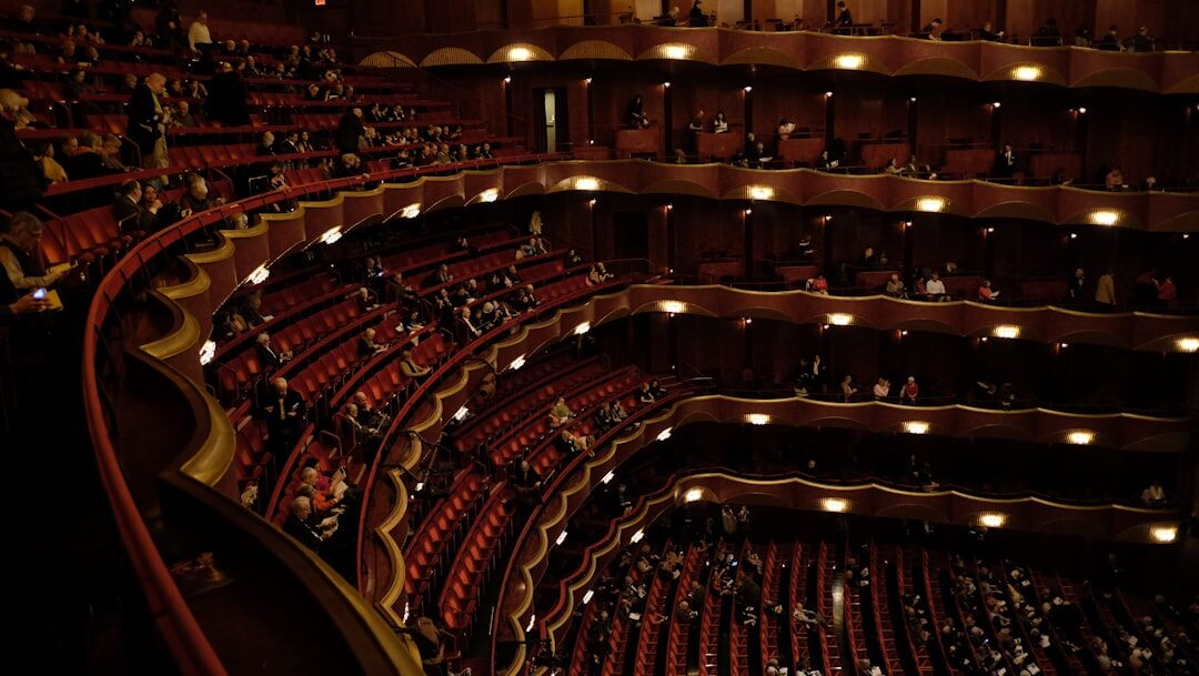 Vista dramática del escenario vacío de un teatro histórico