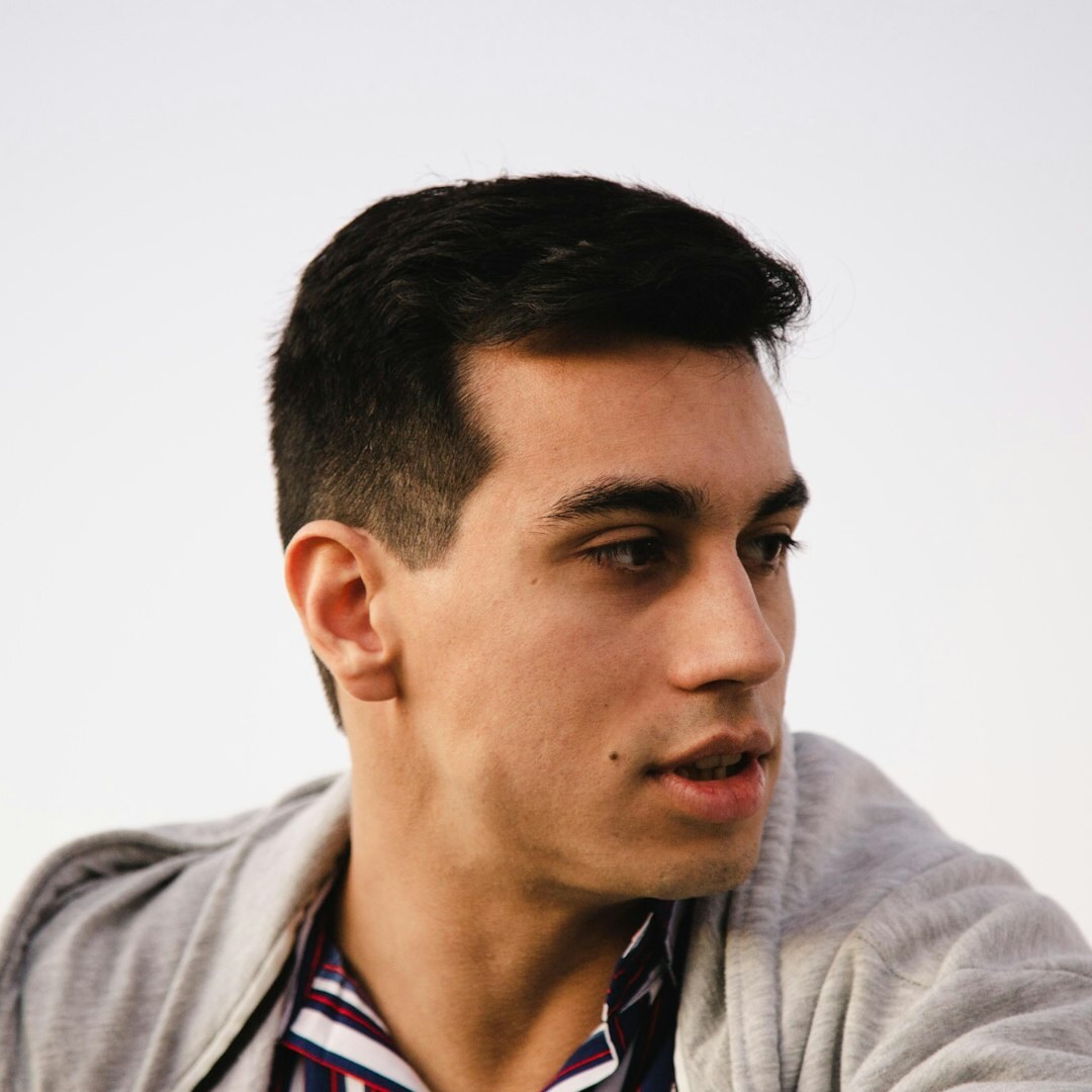 Retrato profesional de un hombre argentino, editor de cultura y espectáculos