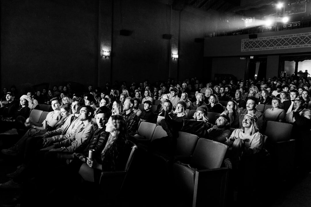 Fotografía de una sala de cine llena durante un festival cultural