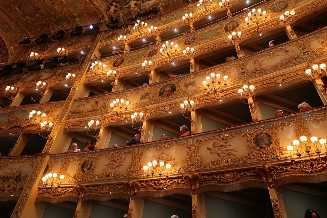 Interior ornamentado de un teatro de ópera histórico con palcos dorados