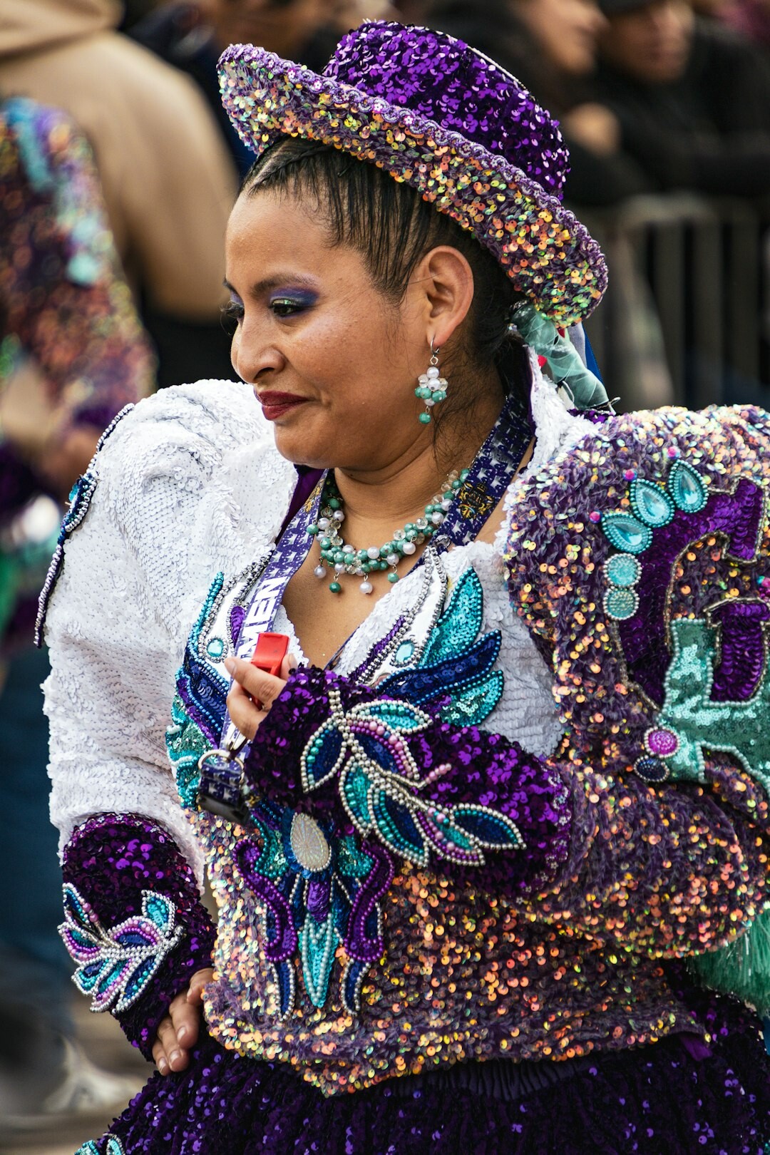Retrato editorial de moda de una mujer argentina con vestido de gala