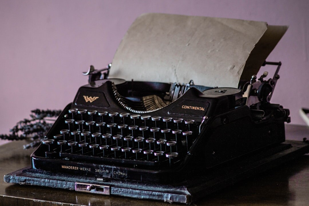 Fotografía de un escritorio editorial con máquina de escribir antigua y notas