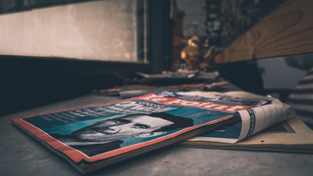 Fotografía de archivo de ediciones impresas de una revista cultural apiladas