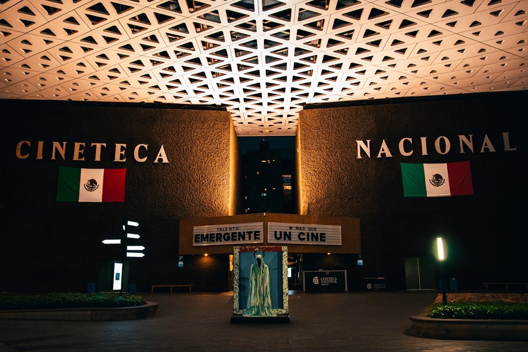 Fachada iluminada de un cine de estilo clásico durante un festival