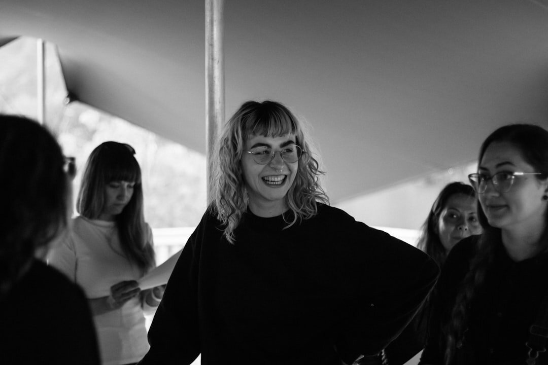 Retrato editorial en blanco y negro de una actriz argentina sobre un escenario