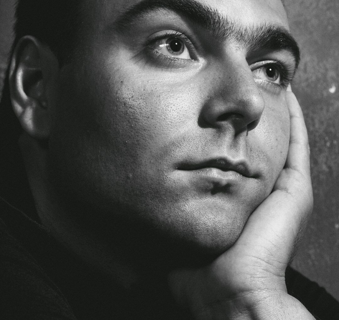 Retrato de un hombre argentino lector de una revista cultural